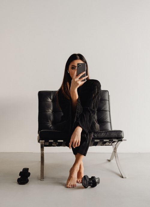kaboompics_dark-classy-aesthetic-fashion-beautiful-asian-female-entrepreneur-in-black-suit-technology-and-devices-iphone-laptop-airpods-30030 kaboompics_dark-classy-aesthetic-fashion-beautiful-asian-female-entrepreneur-in-black-suit-technology-and-devices-iphone-laptop-airpods-30030
