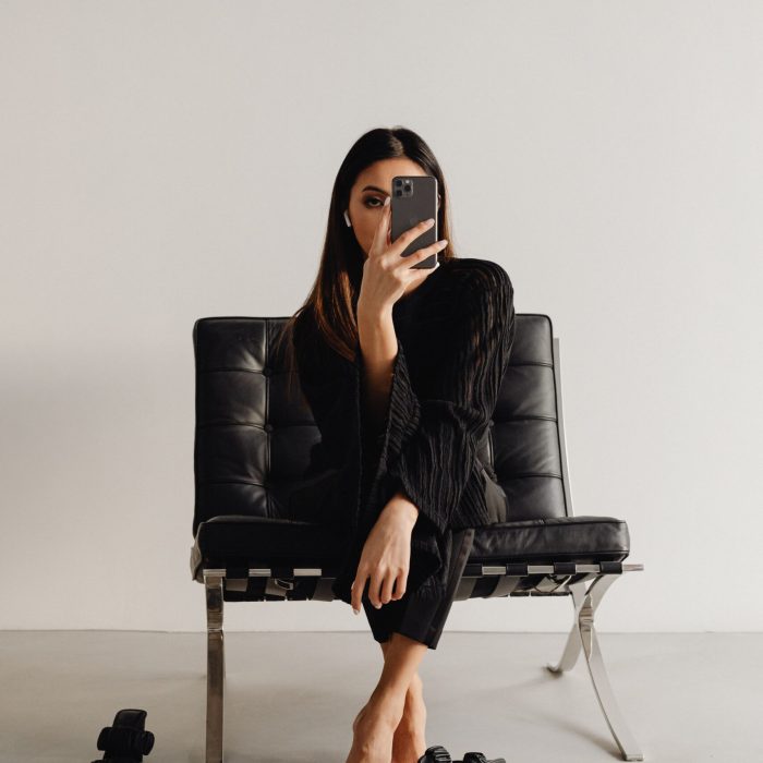 kaboompics_dark-classy-aesthetic-fashion-beautiful-asian-female-entrepreneur-in-black-suit-technology-and-devices-iphone-laptop-airpods-30030